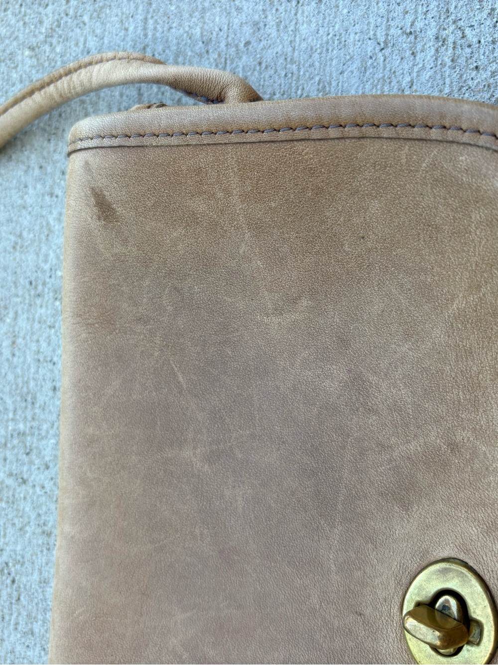 VINTAGE 80S COACH WORN IN LEATHER DINKY CROSSBODY HANDBAG - Picture 3 of 7